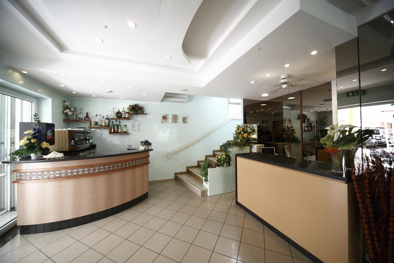 Hotel Lara Riccione Esterno foto