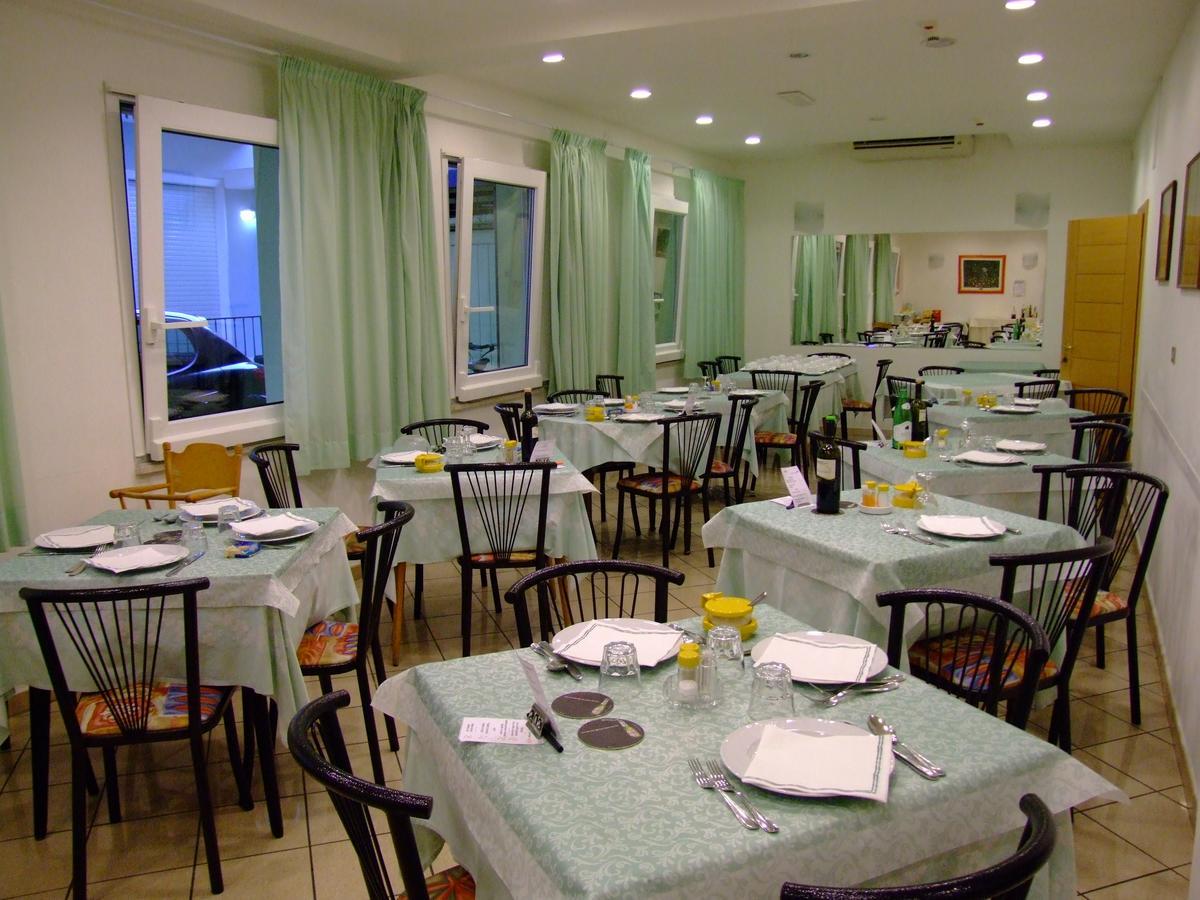 Hotel Lara Riccione Esterno foto